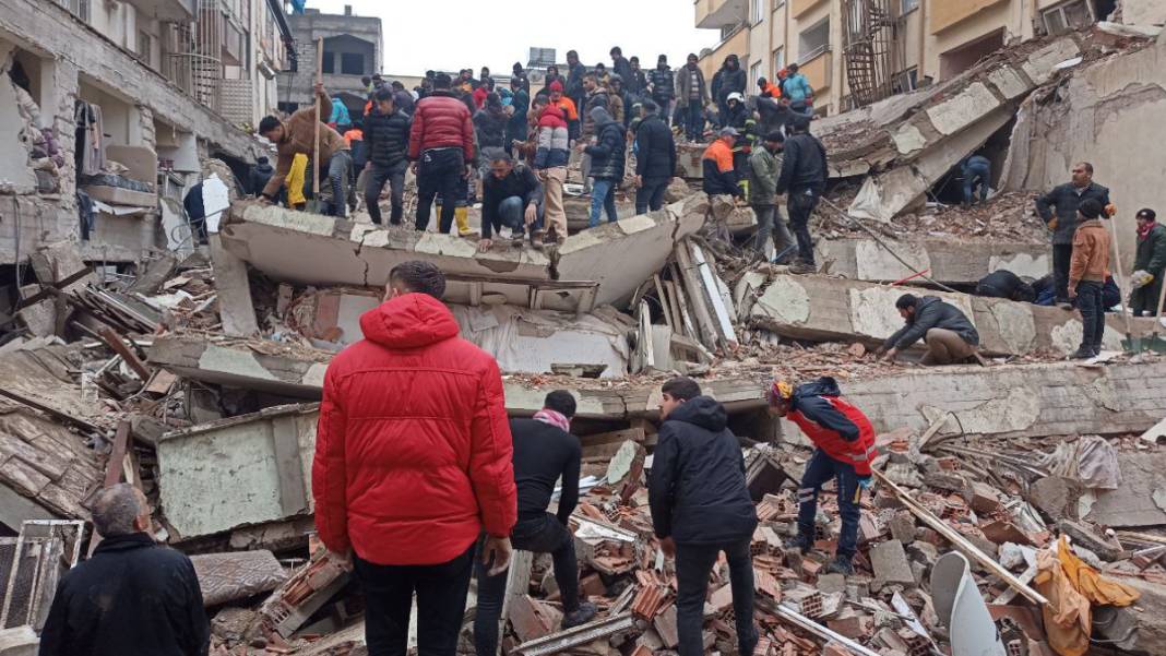 Depremin yıkıcı şiddeti gün ağarınca ortaya çıktı 13